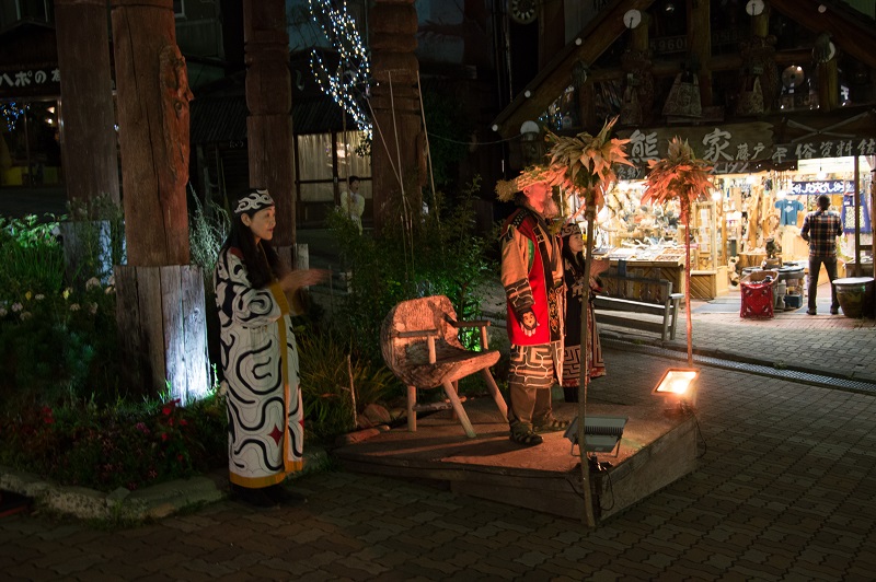 You can be a part of the a thousand torches parade if you visit Akanko Ainu Kotan during September or October. 